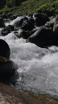 A slow-motion view of the stream flowing through Elevit Plateau in Rize, T&uuml;rkiye