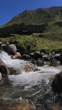 A slow-motion view of the stream flowing through Elevit Plateau in Rize, T&uuml;rkiye