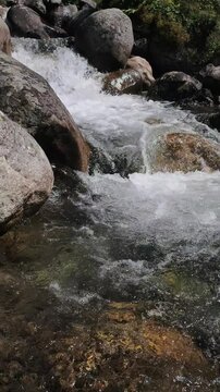 A slow-motion view of the stream flowing through Elevit Plateau in Rize, T&uuml;rkiye