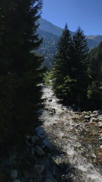 A slow-motion view of the stream flowing through Elevit Plateau in Rize, T&uuml;rkiye