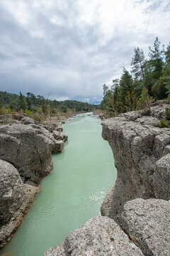 K&ouml;pr&uuml;&ccedil;ay River flowing through the steep rock cliffs and pine forests of K&ouml;pr&uuml;l&uuml; Canyon National Park (K&ouml;pr&uuml;l&uuml; Kanyon Mill&icirc; Parkı) in Antalya, T&uuml;rkiye.