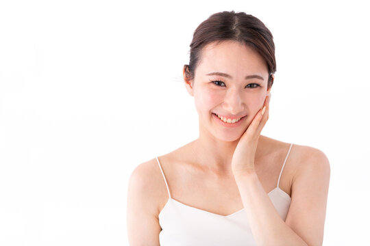 スキンケアをする20代の日本人女性