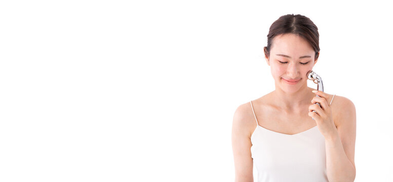 美顔ローラーを使う20代の日本人女性