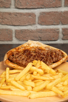 Fast food turc avec viande et frites &agrave; emporter