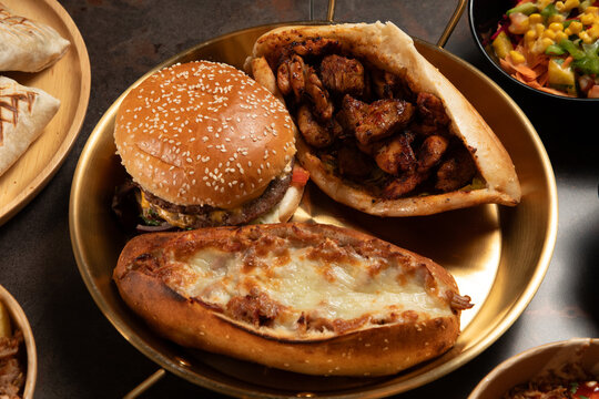 Repas au fast food turc avec diff&eacute;rents plats sur une table