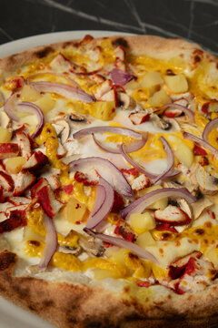 Plat de pizza avec viande, oignons, pommes de terre et fromage