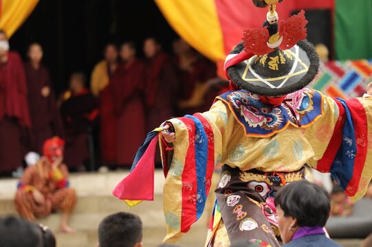 Danseur aux chapeaux noirs ex&eacute;cutant une danse rituelle lors d&rsquo;un festival au Bhoutan