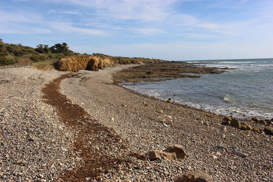 Plage de galets de la baie de Cayola (commune des Sables-d'Olonne)
