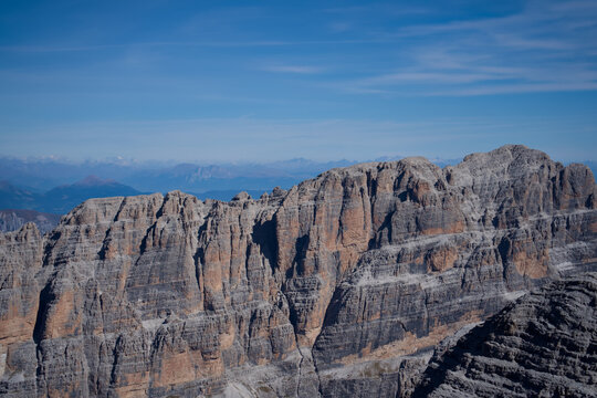 Pareti delle Dolomiti di Brenta viste dalla vetta di Cima Tosa con panorama sulle Alpi