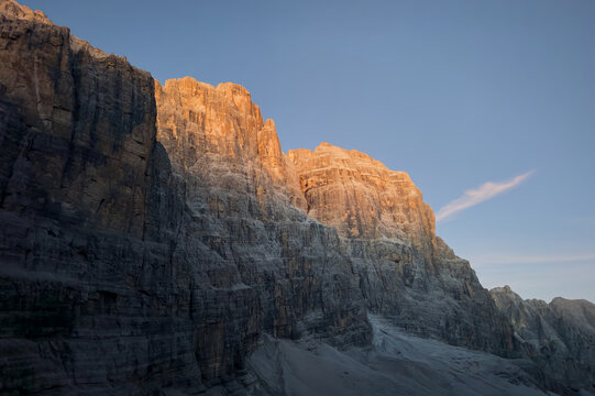 Prime luci dell'alba sulle pareti verticali delle Dolomiti di Brenta