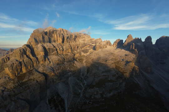 Vista aerea al tramonto sulle pareti e delle Dolomiti di Brenta