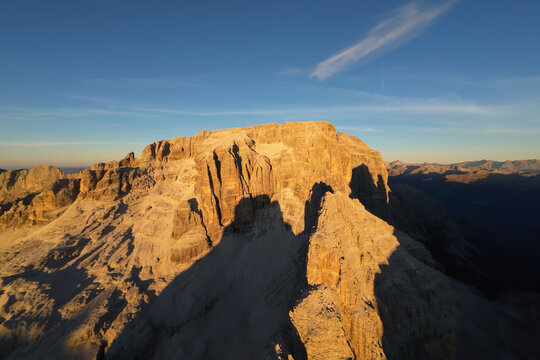 Vista aerea all'alba su Cima Tosa e sulle pareti illuminate delle Dolomiti di Brenta
