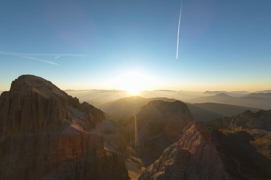 Vista aerea all'alba sulle cime e delle Dolomiti di Brenta con foschia nella valle