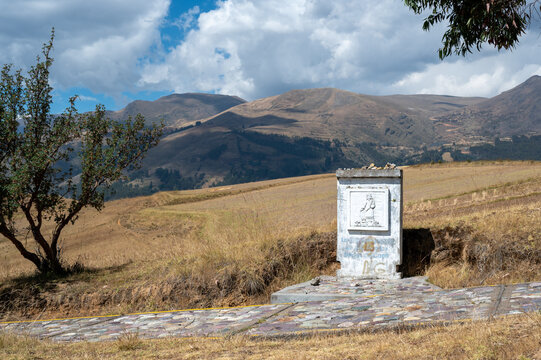 Huancayo, Peru (Per&uacute;) : A small religious wayside monument stands among highland fields on the route from Cochas toward Cruz de la Paz. 
