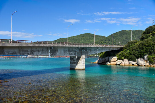 高知県柏島の澄み渡るコバルトブルーの海と港に浮かぶ船