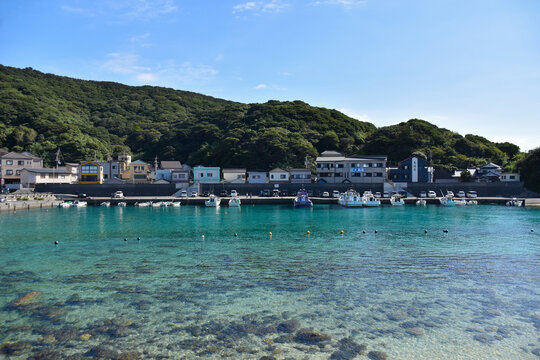 高知県柏島の澄み渡るコバルトブルーの海と港に浮かぶ船