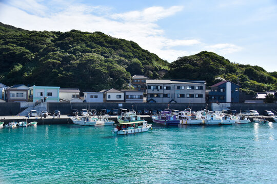 高知県柏島の澄み渡るコバルトブルーの海と港に浮かぶ船