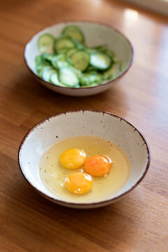 Tree cracked farms fresh eggs in a bowl