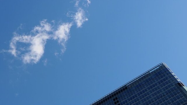 東京の超高層ビルと晴天の空動画