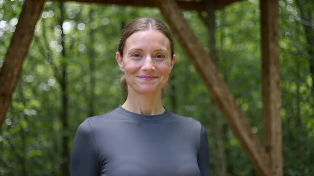Gelassene Frau im Glaspavillon l&auml;chelt herzlich
