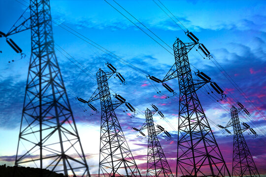  Torres de transmisi&oacute;n el&eacute;ctrica de alta tensi&oacute;n contra el cielo del atardecer.Infraestructura industrial, red el&eacute;ctrica, suministro de energ&iacute;a, ingenier&iacute;a el&eacute;ctrica, concepto tecnol&oacute;gico.