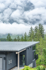 Naklejka premium Modern mountain home in a rainy British Columbia landscape
