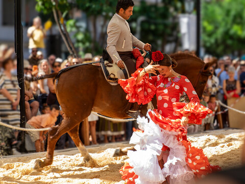 Bailarina vestida de flamenca y caballo bailando juntos