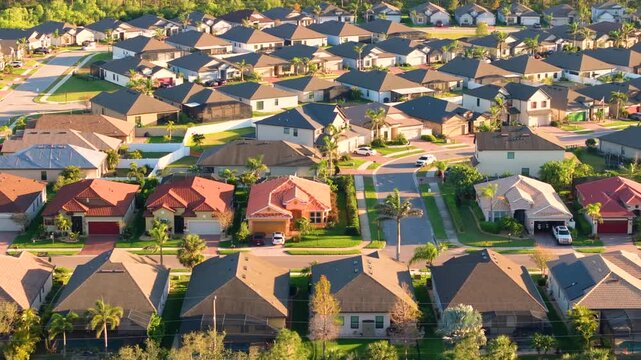 Large residential homes in southwest Florida gated community. American houses in rural US suburbs.