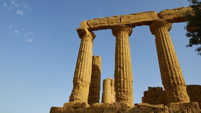 Columns, chapter, entablature, Hera temple, blue sky, late afternoon light, valley of the temples, valle dei templi, Agrigento, Sicily, Italy