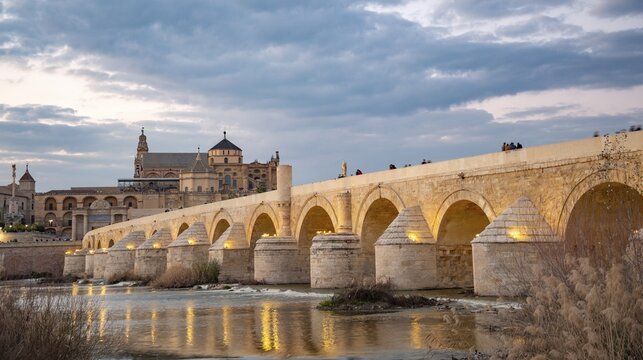 Puente Romano, Roman bridge over Rio Guadalquivir, behind Mezquita, Catedral de C&oacute;rdoba, Cordoba, Andalusia, Spain