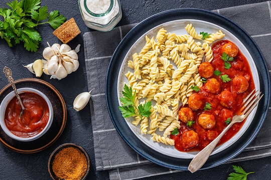 Albondigas en salsa de tomate con pasta