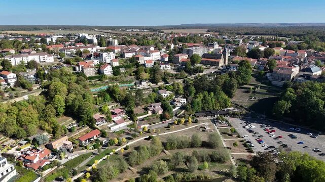 vue a&eacute;rienne de Val de Briey, la ville haute, avec le plan d'eau de la sangsue au premier plan. Cette commune est aussi la Sous-Pr&eacute;fecture de la Meurthe-et-Moselle. Lorraine, France 2026