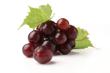 Naklejka premium Fresh ripe grapes and green leaves isolated on white