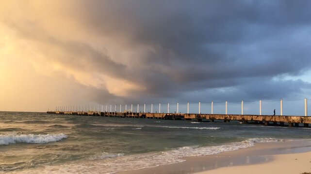 muelle, mar, oc&eacute;ano, playa, costa, litoral, paisaje marino, paisaje costero, atardecer, puesta de sol, crep&uacute;sculo, cielo, cielo nublado, nubes, nubes oscuras, nubes de tormenta, tormenta, clima, horiz