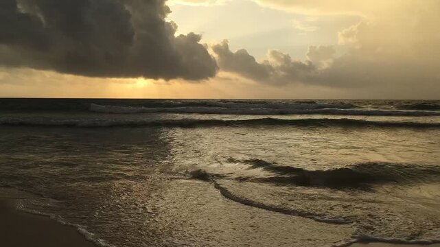 atardecer, playa, oc&eacute;ano, mar, puesta de sol, timelapse, horizonte, cielo, nubes, nubes de tormenta, paisaje marino, paisaje, costa, litoral, olas, agua, luz natural, luz dorada, hora dorada, crep&uacute;scu