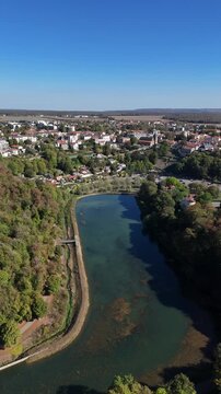 vue a&eacute;rienne de Val de Briey, la ville haute, avec le plan d'eau de la sangsue au premier plan. Cette commune est aussi la Sous-Pr&eacute;fecture de la Meurthe-et-Moselle. Lorraine, France 2026