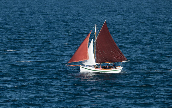 Joli Sloop sur la c&ocirc;te de granit rose en Bretagne