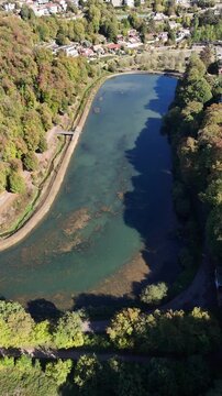 vue a&eacute;rienne de la ville de Briey en Meurthe-et-Moselle avec le ruisseau Woigot et le plan d'eau de la Sangsue d&eacute;but octobre. Le niveau d'eau est tr&egrave;s bas apr&egrave;s les canicules de l'&eacute;t&eacute; 2026 en France
