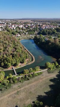 vue a&eacute;rienne de la ville de Briey en Meurthe-et-Moselle avec le ruisseau Woigot et le plan d'eau de la Sangsue d&eacute;but octobre. Le niveau d'eau est tr&egrave;s bas apr&egrave;s les canicules de l'&eacute;t&eacute; 2026 en France