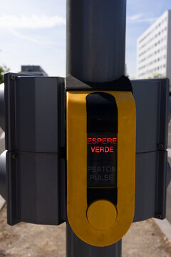 Pedestrian crossing button with Espere Verde text in Madrid, Spain
