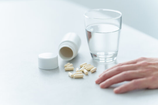 薬を飲んで倒れる女性