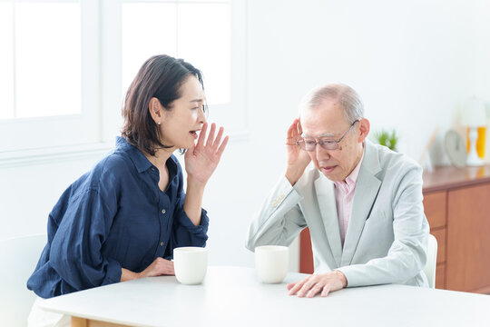 難聴の高齢者に大声で話をする女性