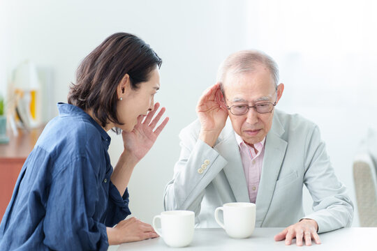 難聴の高齢者に大声で話をする女性