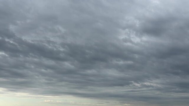 薄い雲の層と柔らかな光が射し込む穏やかな曇り空