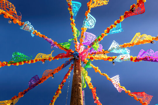 D&eacute;coration a&eacute;rienne multicolore en papier flottant dans le ciel pour D&iacute;a de los Muertos &agrave; Parrot World en France