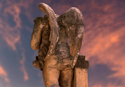 Angelo di spalle al tramonto