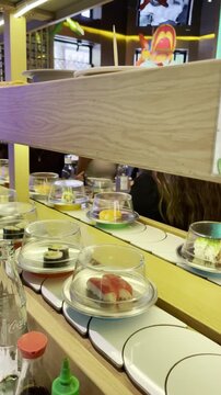 Buffet libre giratorio con cinta transportadora de platos sushi en restaurante asi&aacute;tico wok autoservicio ilimitado comida asi&aacute;tica Kaitenzushi china plato fr&iacute;o y caliente japon&eacute;s self-service