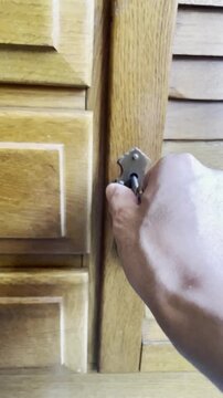 Girar llave, cerradura y abrir y cerrar armarios y puertas de mueble de madera con mano turn key lock cupboard bocallave furniture lock on wooden cabinet