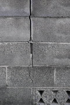 ひび割れたコンクリートブロック塀