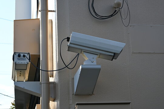 建物の壁面に設置された複数の防犯カメラ